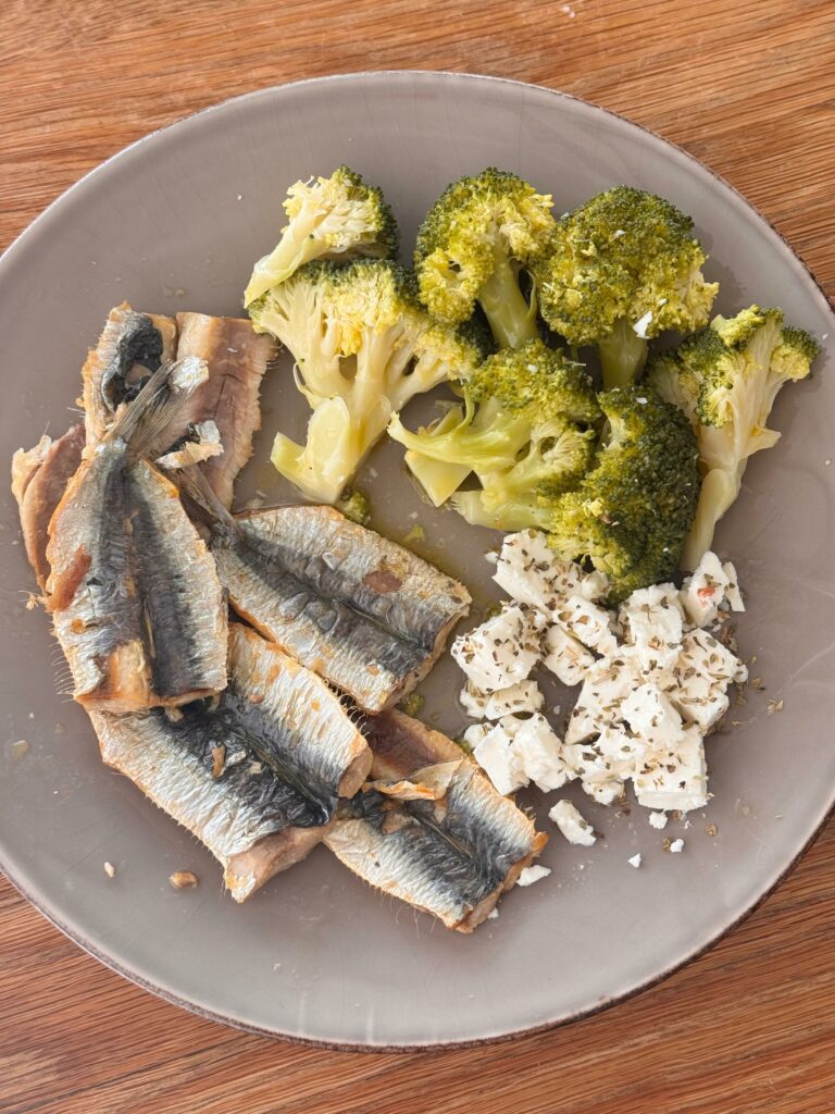 Sardinas a la plancha con brócoli y queso feta