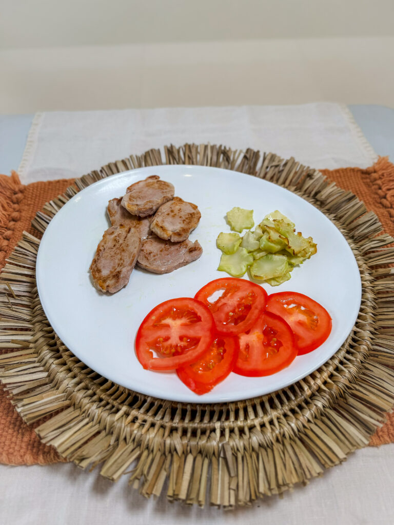 Solomillo de cerdo a la plancha con tomate y tallo de brócoli rehogado