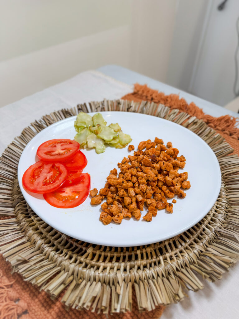 Soja texturizada con tomate y tallo de brócoli