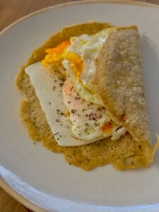 Crepes con queso fresco y huevo