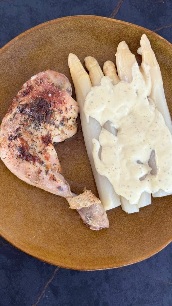 Pollo al horno con tomillo y espárragos blancos con mayonesa casera