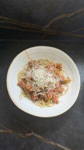 Espaguetis de edamame con boloñesa y parmesano