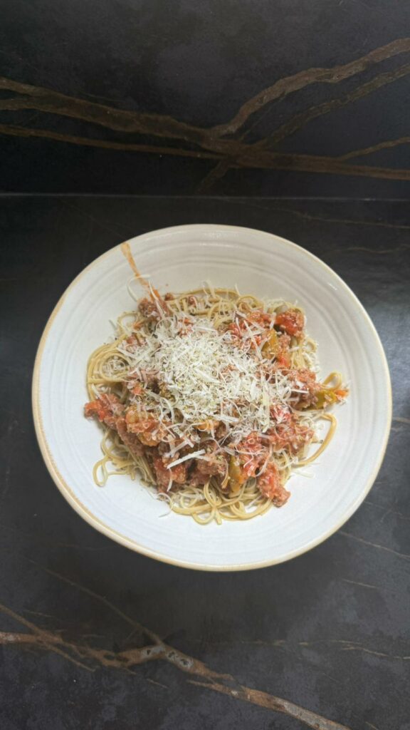Espaguetis de edamame con boloñesa y parmesano