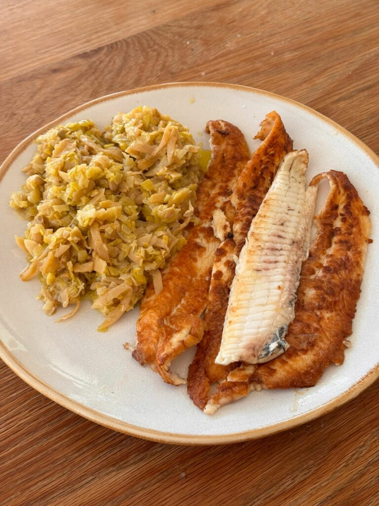 Lenguado a la plancha con patata y judías rehogadas con puerro