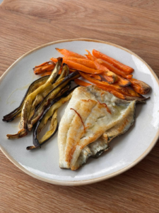 Rodaballo a la plancha con berenjena y boniato al horno
