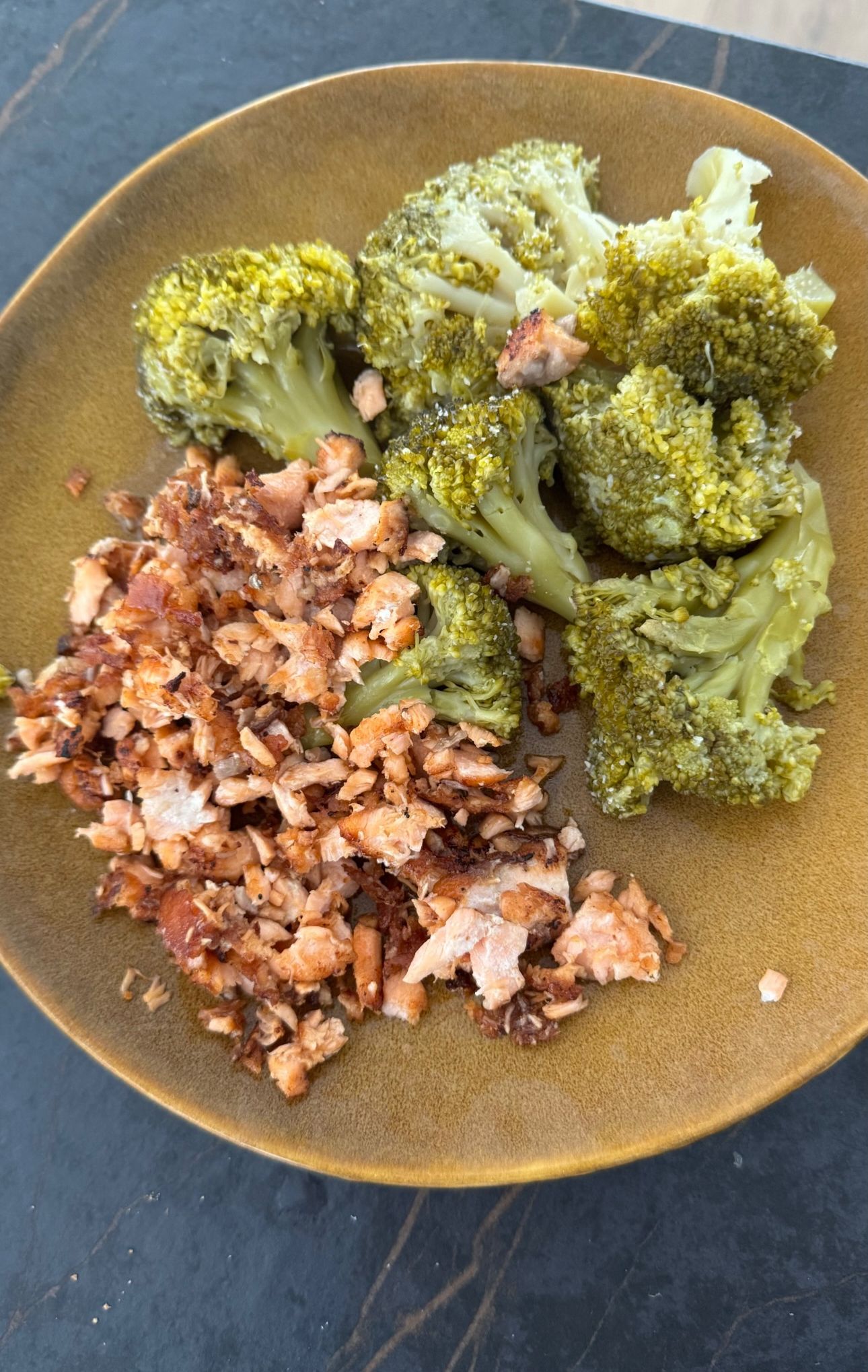 Migas de salmón, brócoli y patata cocida