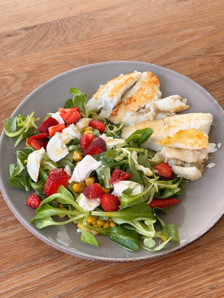 Gallo a la plancha con ensalada