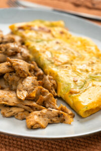 Tortilla de calabacin con bocados de heura