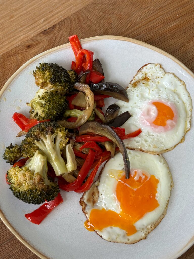 2 huevos a la plancha con berenjena, pimiento y brócoli al horno