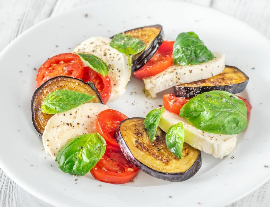 Berenjena con tomate, mozzarella y albahaca con tofu a la plancha