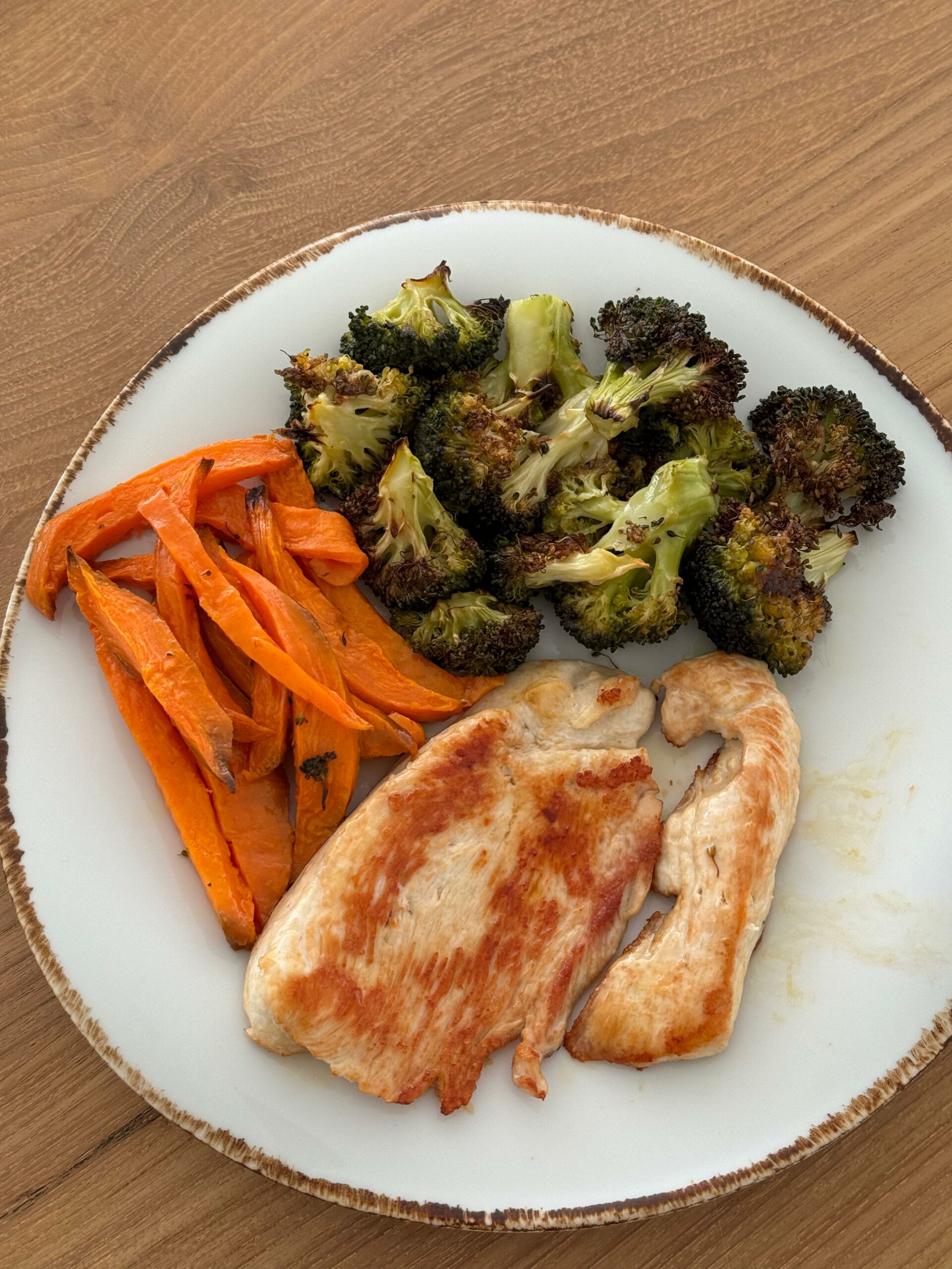 pollo-a-la-plancha-con-brocoli-y-boniato-asado-viasanatio
