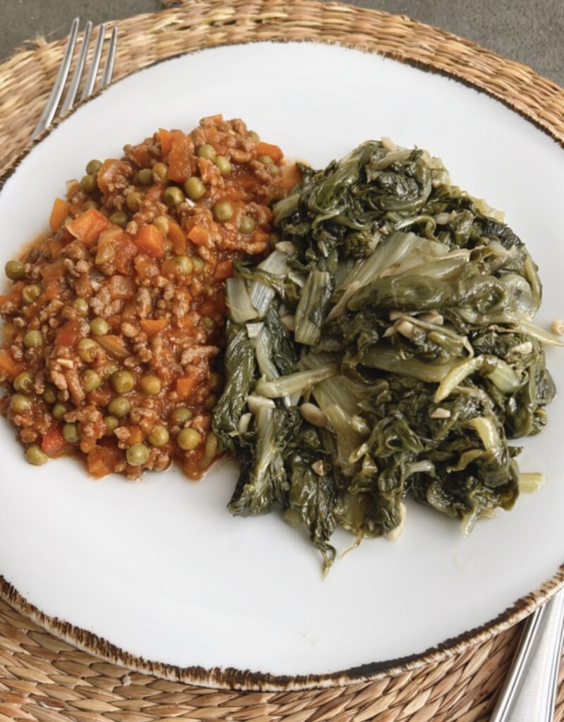 Carne picada con verduras y acelgas rehogadas