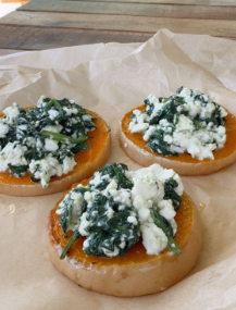 Calabaza con espinacas y queso fresco y heura a la plancha