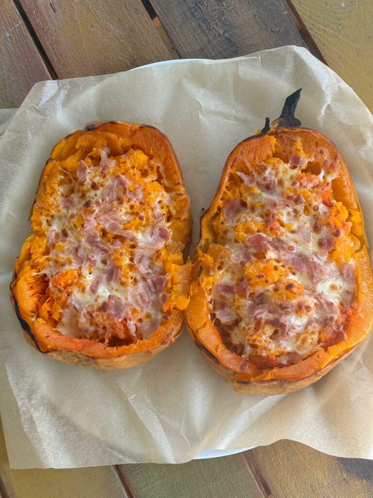 Calabaza rellena con queso y bacon