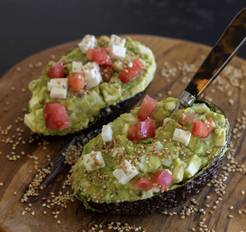 Aguacate relleno con heura a la plancha