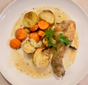 Muslo de pollo con patatas, zanahoria y cebolla al horno