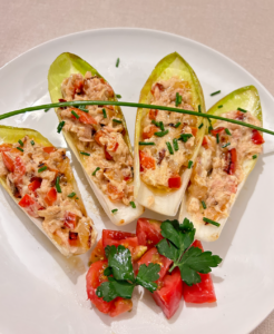 Endivias rellenas de cebolla, pimiento y bonito