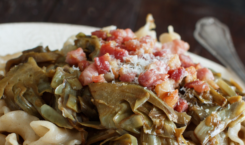 Alcachofas con bacon y pollo