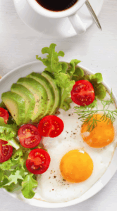 Huevos a la plancha y tomates cherry