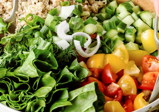 Ensalada fresca de quinoa con huevo cocido