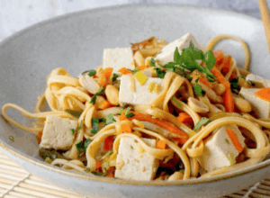 Espaguetis de edamame con tofu y zanahoria
