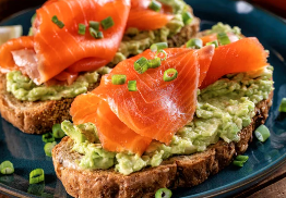 Tostadas con aguacate/queso y salmón