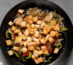 Salteado de quinoa con tofu y verduras