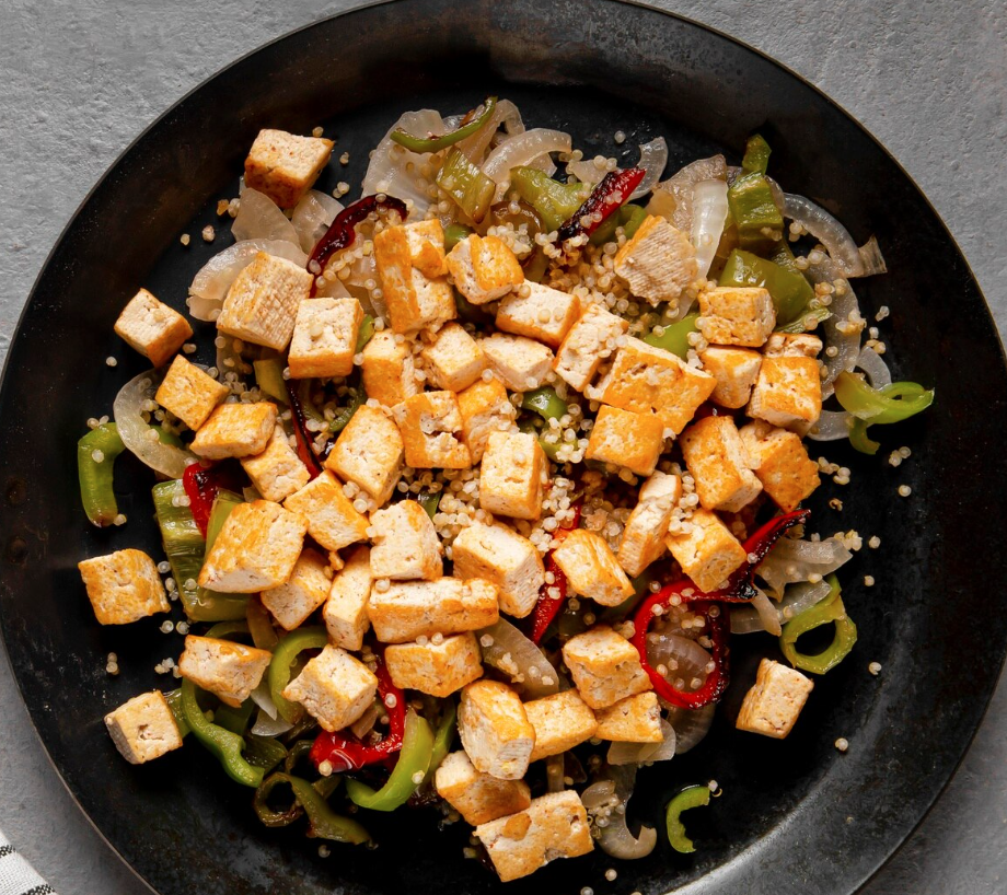 Salteado de quinoa con tofu y verduras