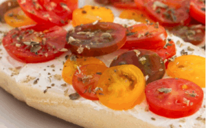 Tostada de queso, tomates cherry y jamón cocido