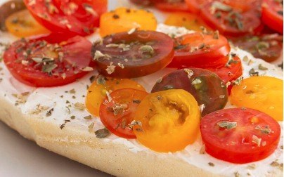 Tostada de queso, tomates cherry y jamón cocido