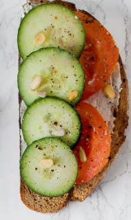 Tostada de queso, tomate, pepino y huevo