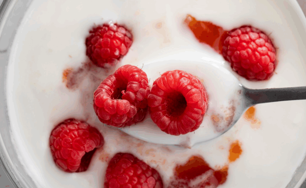 Yogur de coco, arándanos y frambuesas