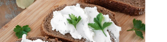 Tostada con queso fresco y frutos secos