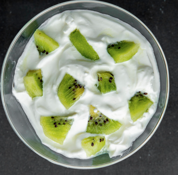 Yogur de coco con nueces y kiwi
