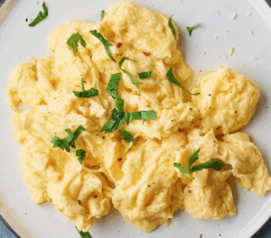 Revuelto de huevos con caballa