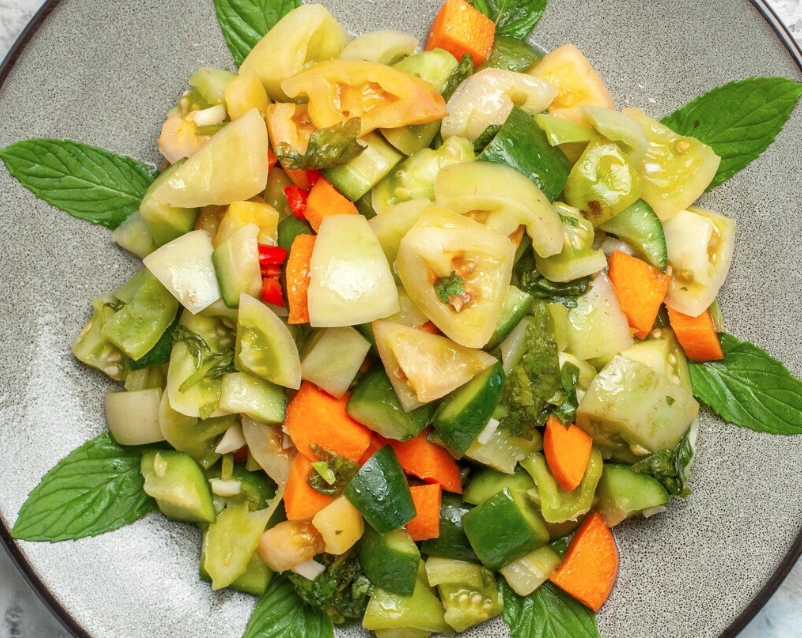 Salteado de calabacín y zanahoria con huevos cocidos