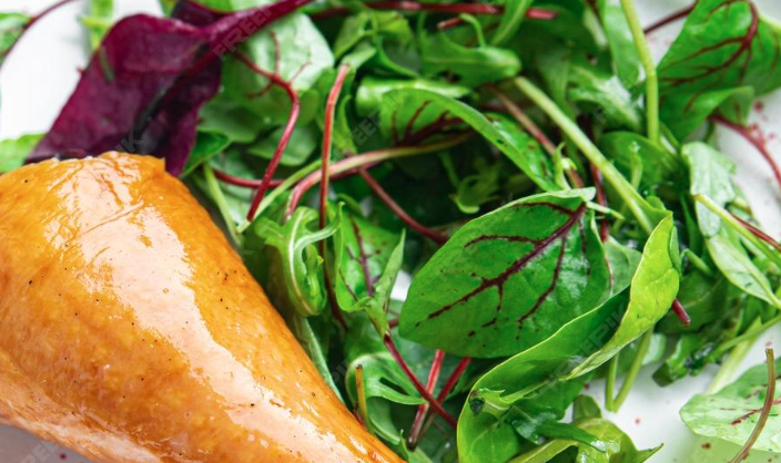 Muslos de pollo al horno y rúcula