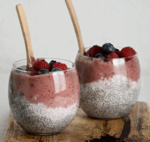 Yogur de coco con frutos rojos y nueces
