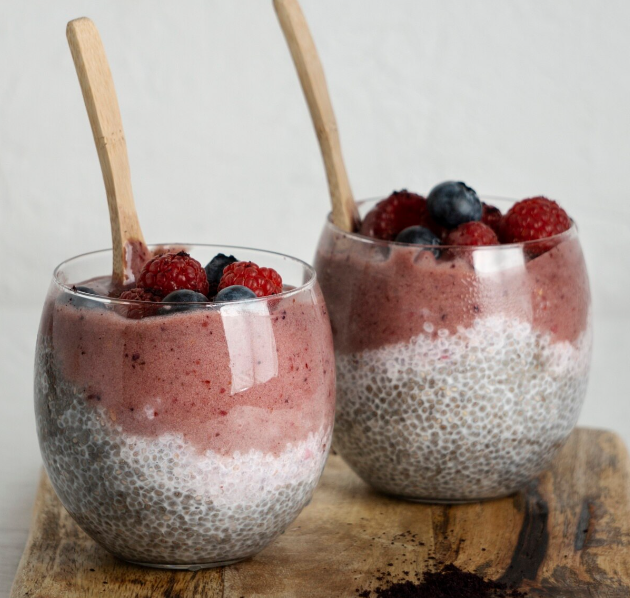 Yogur de coco con frutos rojos y nueces