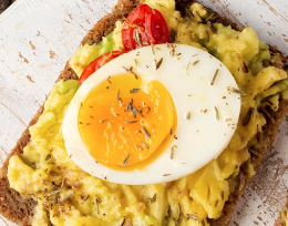 Tostada con huevo y aguacate