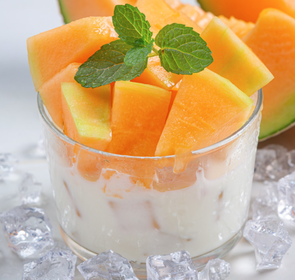 Papaya con yogur de coco y frutos secos