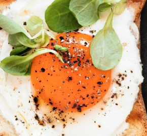 Tostada con huevos y canónigos