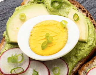 Tostada con queso, huevo y rabanitos
