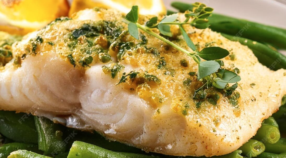 Merluza con patata, judías verdes y canónigos