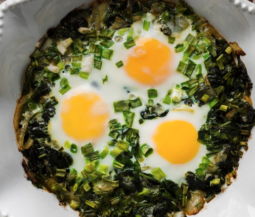 Huevos con acelgas y rabanitos