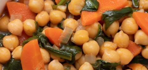 Garbanzos con zanahoria y espinacas