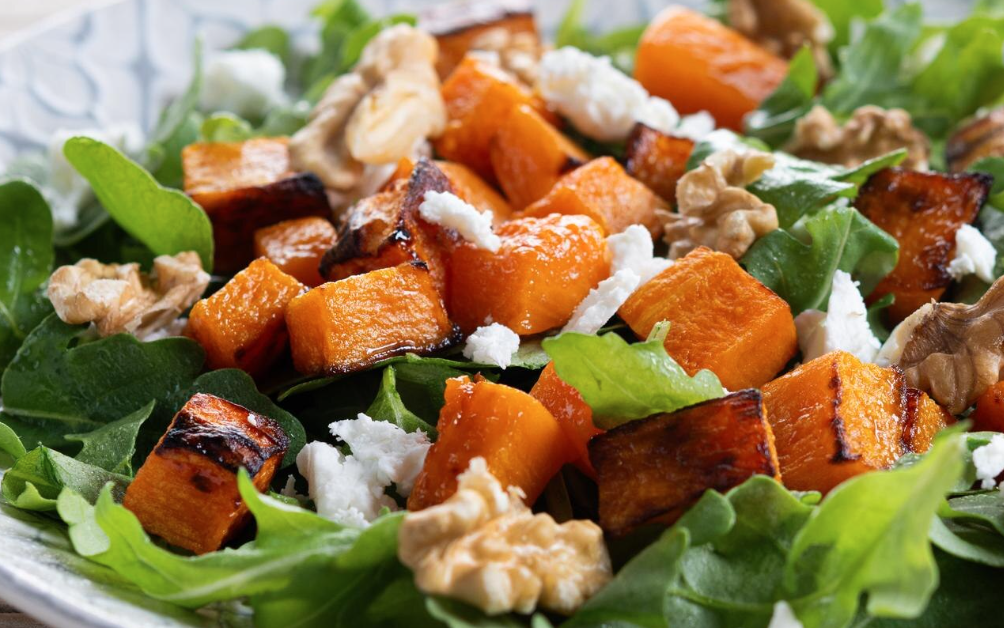 Ensalada de calabaza con nueces y queso feta