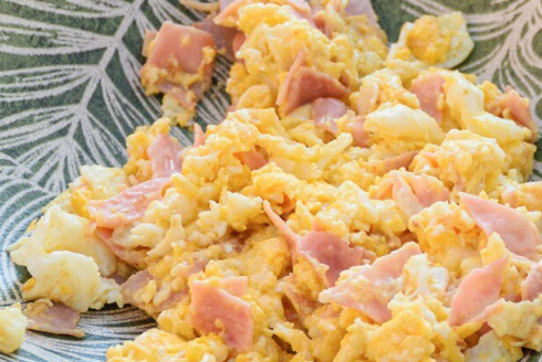 Tostada con huevos revueltos con jamón cocido