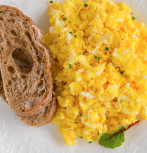 Huevos revueltos con queso fresco