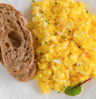 Huevos revueltos con queso fresco